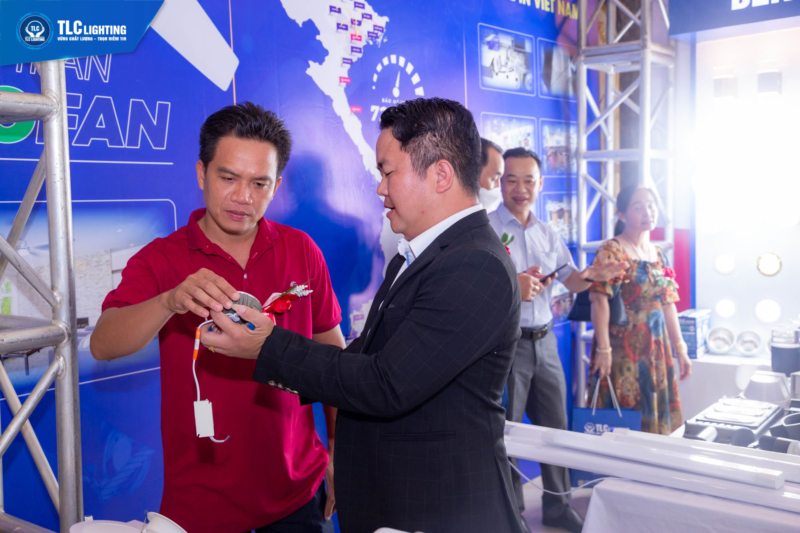Khách hàng tham gian gian trưng bày sản phẩm TLC LIGHTING