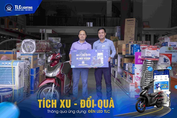 Đại lý Long Huyền hân hoan khi nhận quà từ chương trình của TLC Việt Nam