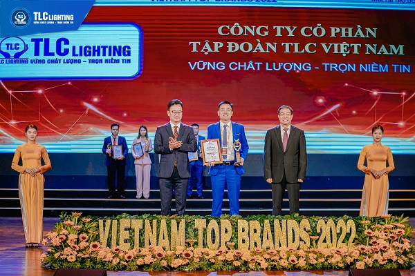 Ông Hoàng Văn Thụ-  Giám Đốc KD khu vực miền Nam lên nhận giải thưởng TOP 10 “Thương hiệu hàng đầu Việt Nam” năm 2022