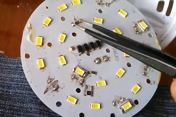 thay-den-led-am-tran